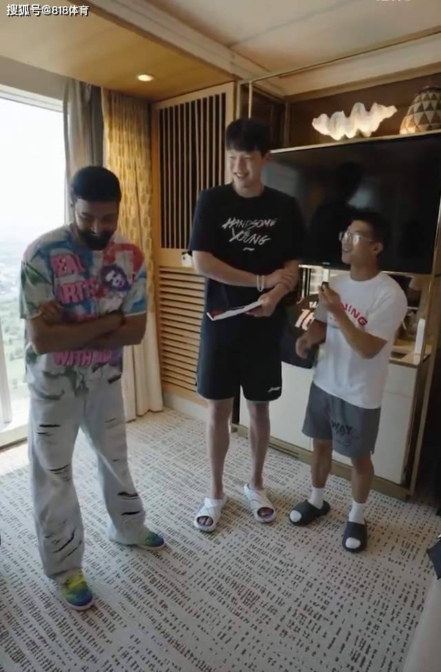 机智!杨瀚森打趣谈自己NBA2K评分70分:希望年底别掉了!