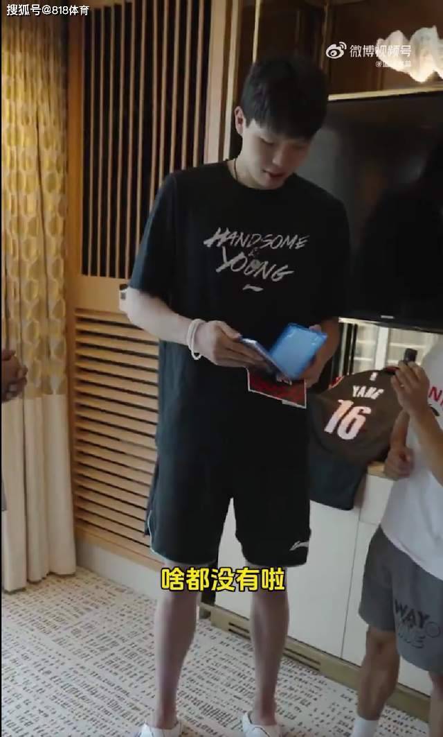 机智!杨瀚森打趣谈自己NBA2K评分70分:希望年底别掉了!