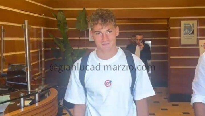 开云体育S-埃斯波西托接受卡利亚里的体检:很高兴来到这里,加油卡利亚里