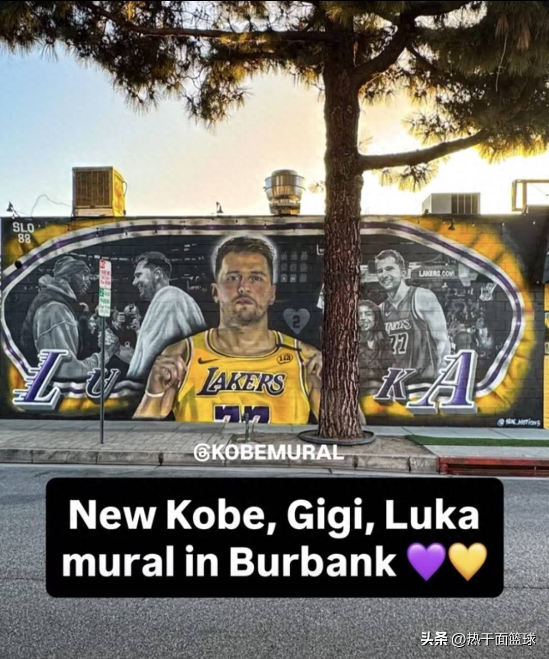 湖人新王，东契奇也有巨型壁画了，詹姆斯在车内摇头晃脑唱歌