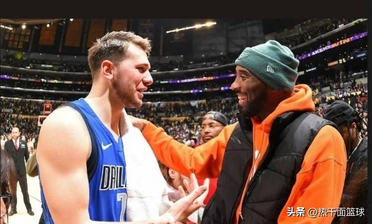 湖人新王，东契奇也有巨型壁画了，詹姆斯在车内摇头晃脑唱歌