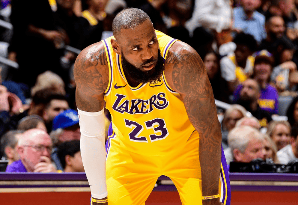 拒绝续约!湖人再出狠招,詹姆斯非常被动!