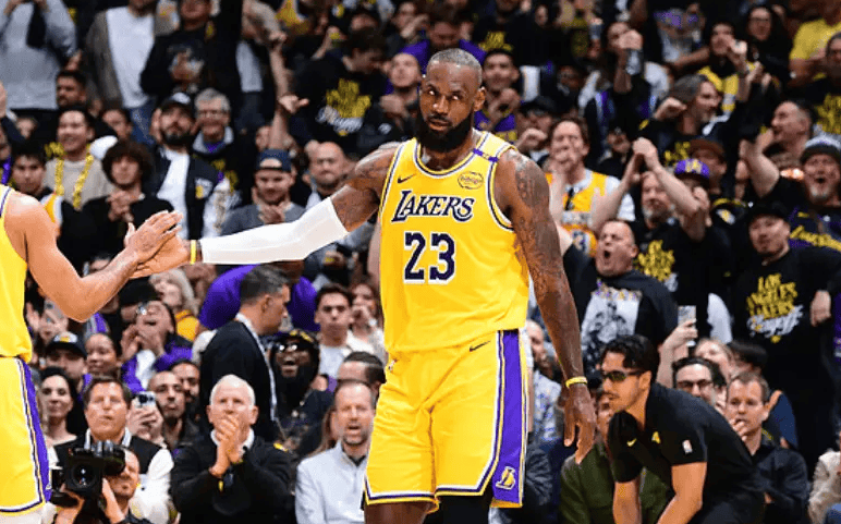 开云曝詹姆斯寻求续约遭湖人拒绝 高管:他想要效仿科比进行退役巡演