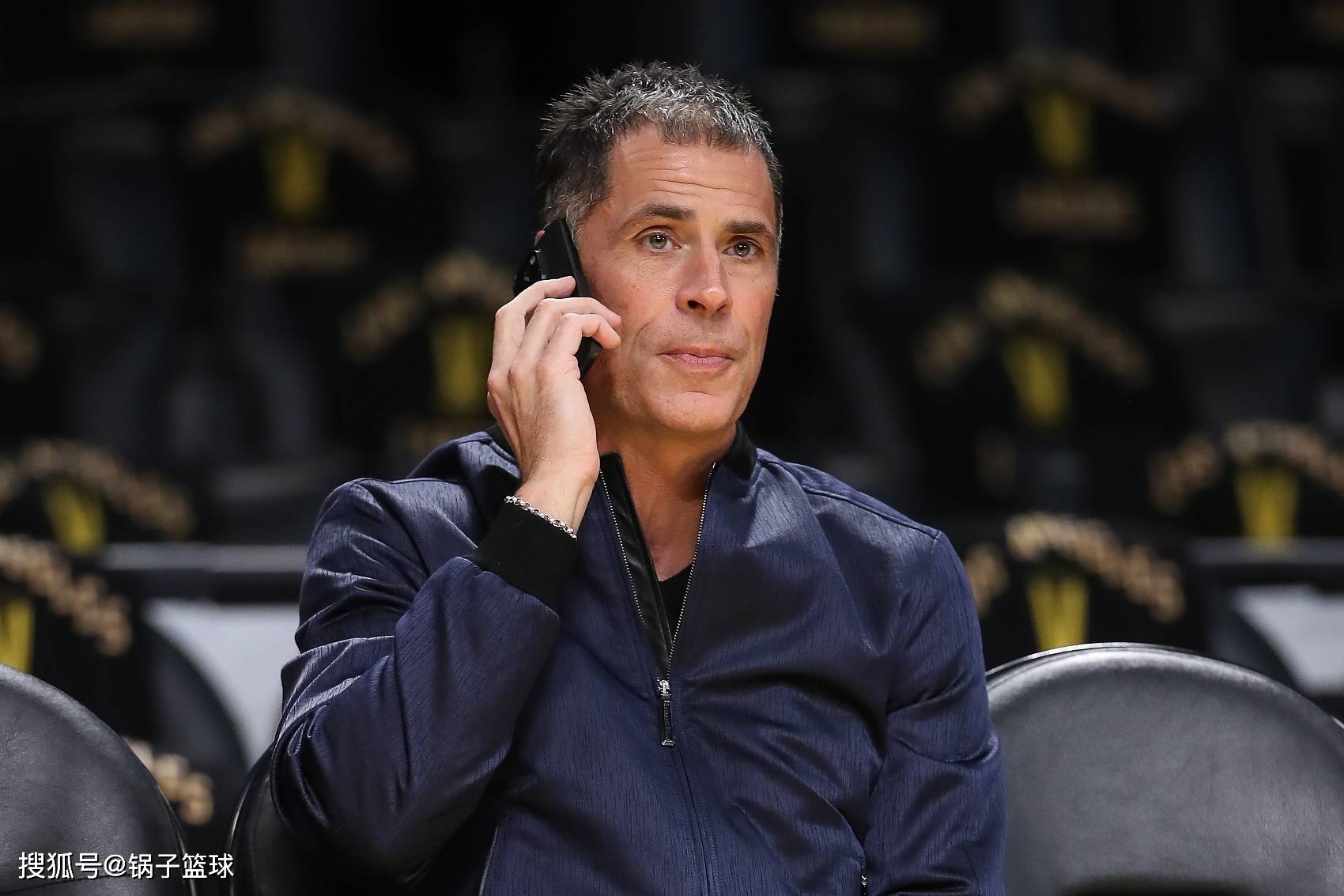 想办科比式退役巡演，詹姆斯寻求续约遭拒！佩林卡：会给绝对尊重