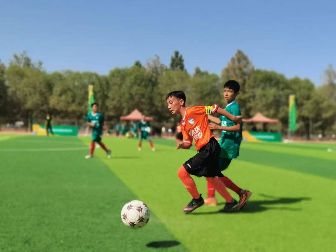 泽普县第二届“竞达杯”足球校园联盟赛开赛 绿茵赛场点燃少年激情