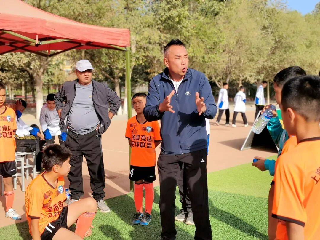 泽普县第二届“竞达杯”足球校园联盟赛开赛 绿茵赛场点燃少年激情