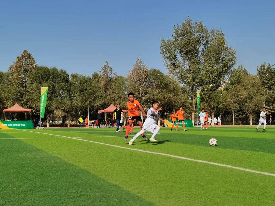 泽普县第二届“竞达杯”足球校园联盟赛开赛 绿茵赛场点燃少年激情