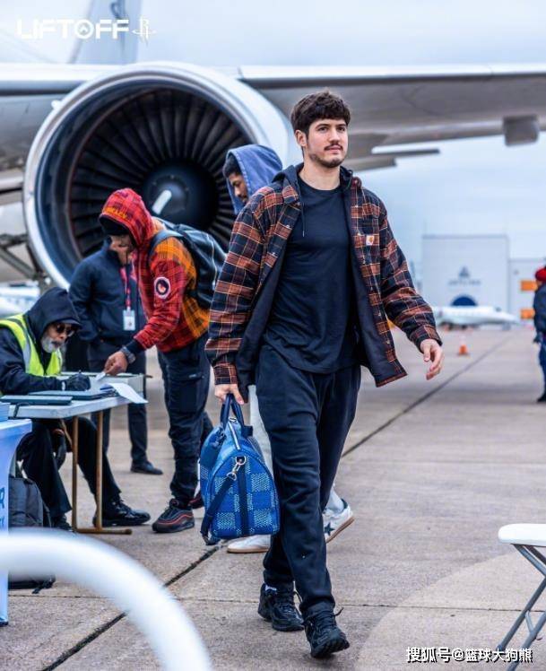 好久不见!范弗里特现身火箭队主场,为队友加油!化身临时指导?