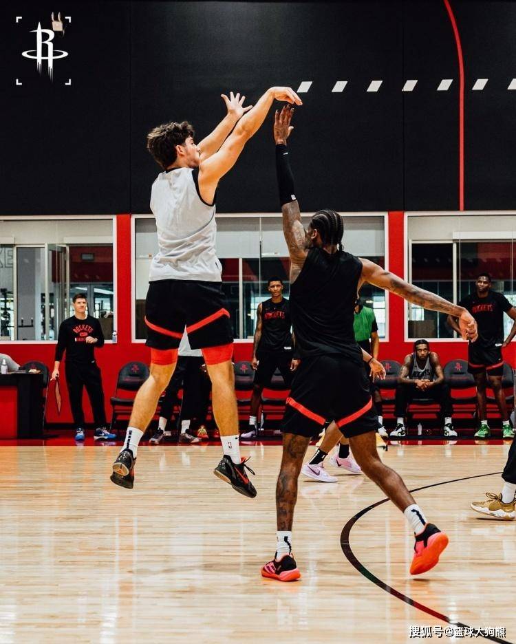 好久不见!范弗里特现身火箭队主场,为队友加油!化身临时指导?