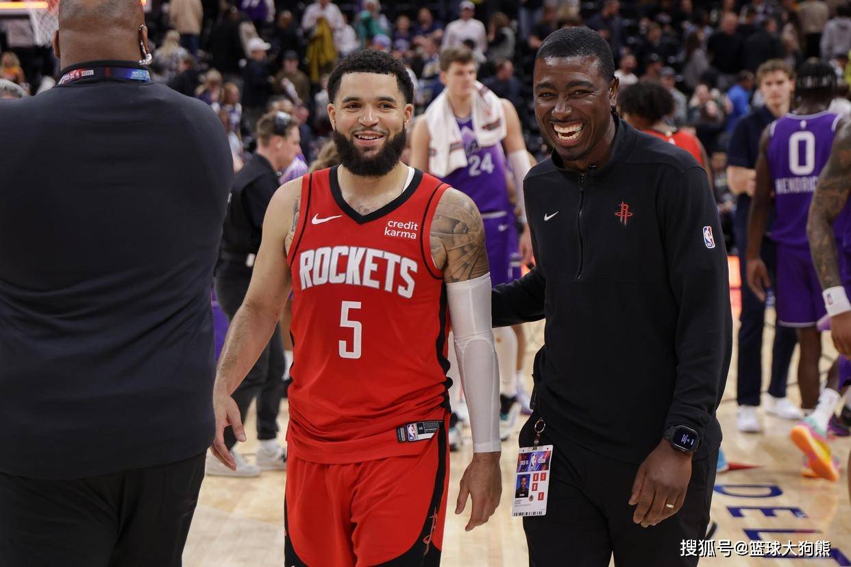 好久不见!范弗里特现身火箭队主场,为队友加油!化身临时指导?