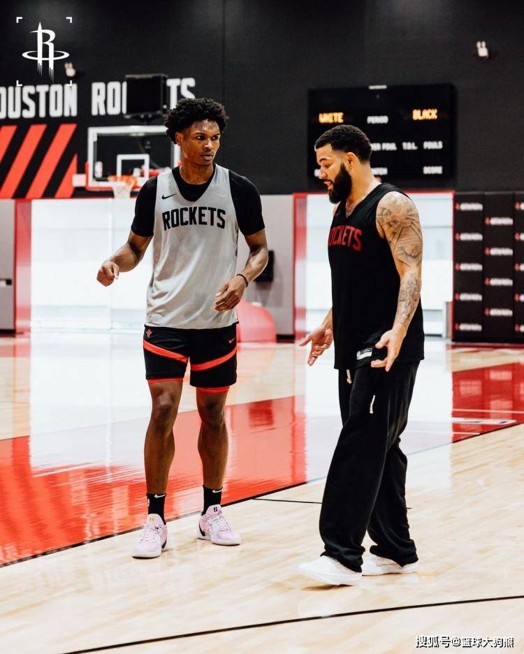 好久不见!范弗里特现身火箭队主场,为队友加油!化身临时指导?